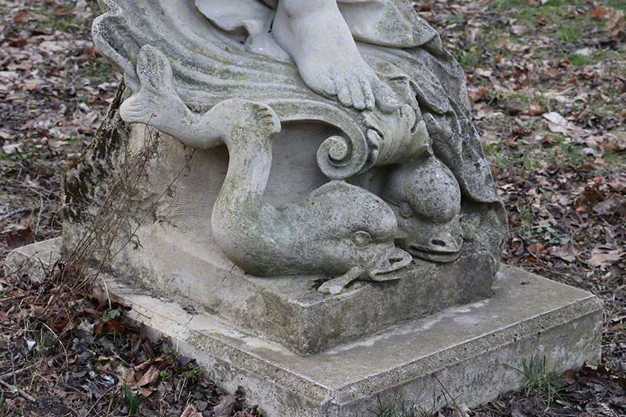 Skulptur mit Delphinen